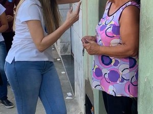 Samea Mascarenhas intensifica campanha porta a porta em Rio Largo