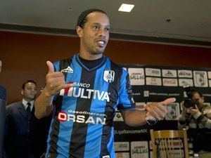 Político pede desculpas a Ronaldinho Gaúcho