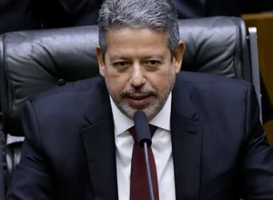 Grupo de Lira resiste a pressões e diz que vai manter votação do PL das Fake News