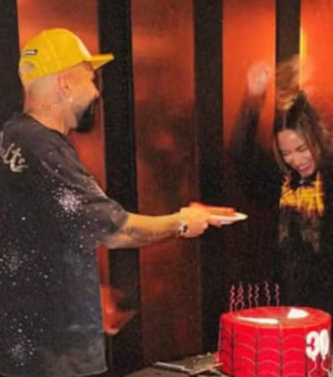 Gabigol celebra aniversário com festinha e ganha declaração de amor