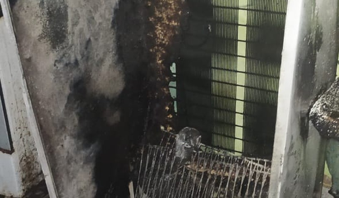 Geladeira pega fogo e residência é tomada por fumaça , em Arapiraca