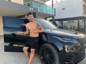 Carlinhos Maia posta foto com presente de luxo