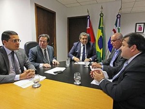 Governo discute aumento salarial de servidores com Tribunal de Justiça