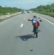 [Vídeo] Motociclistas são flagrados fazendo manobras na Ponte Divaldo Suruagy