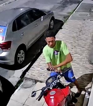 Homem é flagrado furtando retrovisores de moto na Ponta Grossa, em Maceió