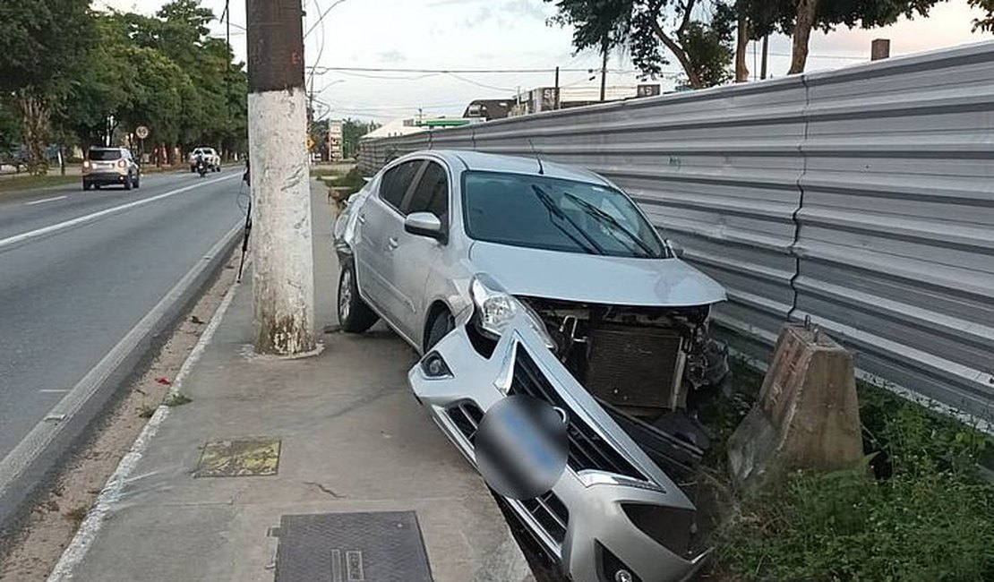 Motorista abandona carro na Durval de Góes Monteiro após colisão