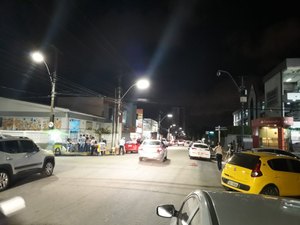 Ruas do bairro Farol, em Maceió, recebem iluminação em LED