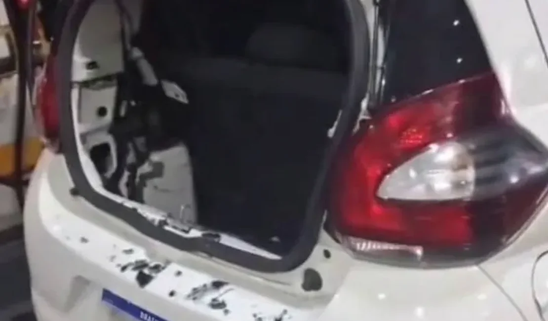 Carro de motorista que levava torcedores do CSA é atacado por torcida organizada rival