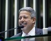 Projeto relatado por Arthur Lira também assegura isenção total no Imposto de Renda para aposentados e pensionistas que ganham até R$ 5 mil