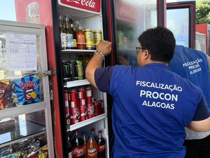 Procon Alagoas autua postos de combustíveis e apreende produtos vencidos