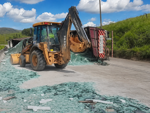 Carreta que transportava vidro tomba e interdita BR-101 em Novo Lino