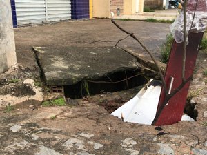 Buraco no bairro Brasiliana traz riscos para os moradores