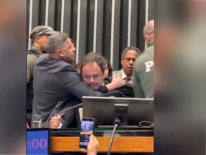 Glauber se manifesta após ser retirado à força do plenário da Câmara