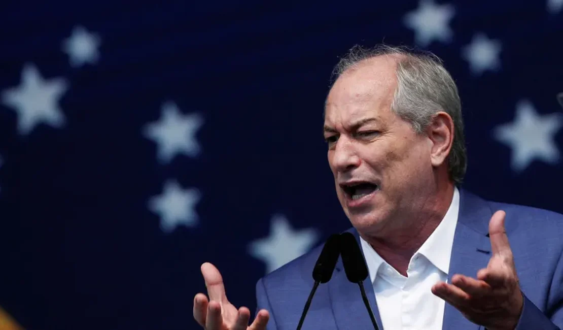 Ciro flerta com bolsonarismo no Ceará na semana em que desembarca em AL