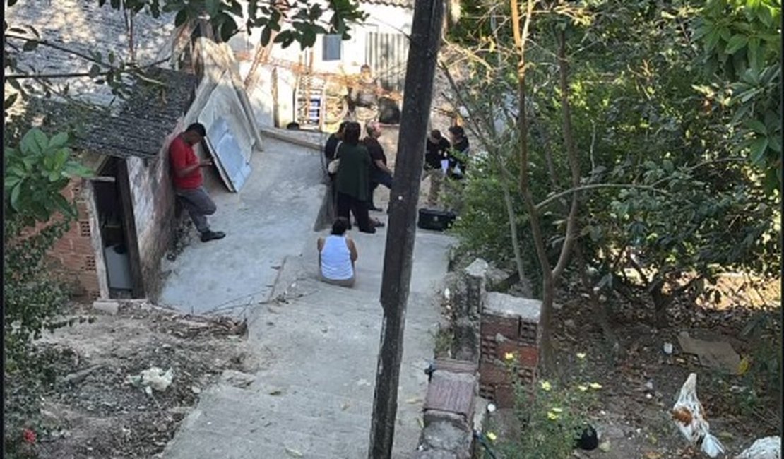 Criminosos invadem residência e executam morador no Antares, em Maceió