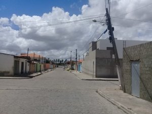 Poste ameaça cair e moradores temem uma tragédia anunciada