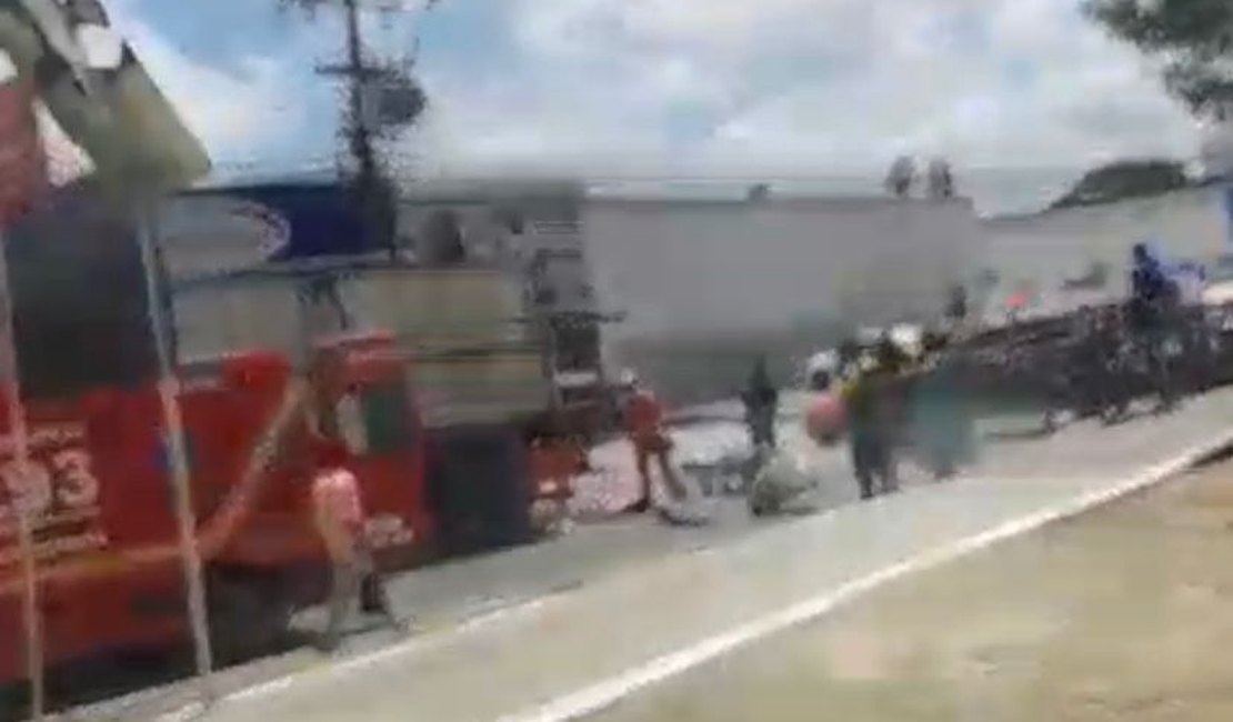 Moto colide com caminhão na Fernandes Lima, em Maceió