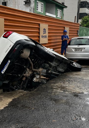 Cratera se abre e engole carro no bairro da Jatiúca