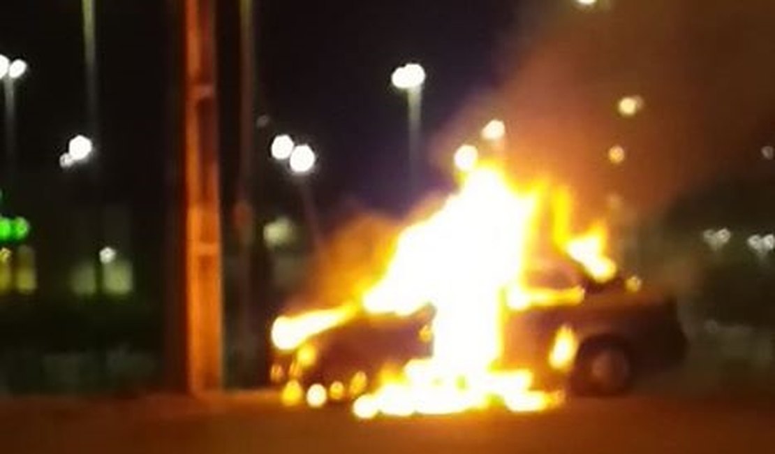 Carro movido a gás natural pega fogo e fica destruído pelas chamas em Maceió