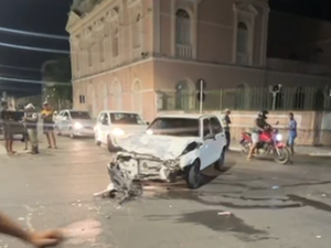 Dois carros colidem próximo à Praça Deodoro no Centro de Maceió