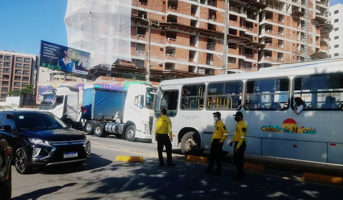 Carreta quebra e interdita trecho da Avenida Álvaro Otacílio, na Jatiúca