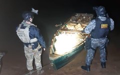 PF e FN apreendem barco com maconha na ilha Acaray, em Foz do Iguaçu. 