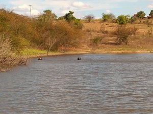 Bombeiros encontram corpo de jovem que morreu afogado em barragem no Sertão