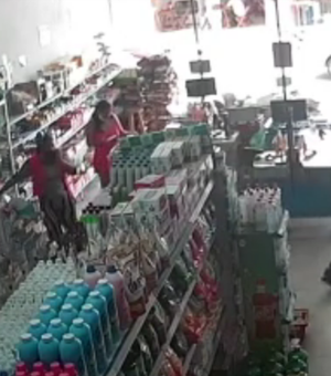 [Vídeo] Mulheres são flagradas furtando celular e produtos em supermercado