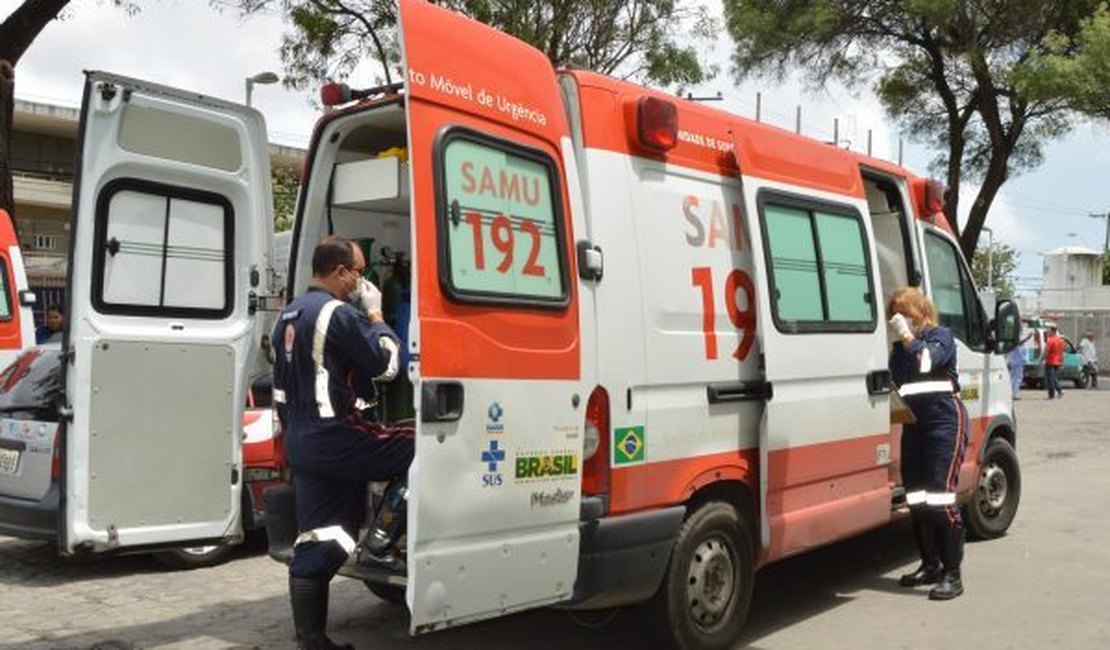 Motociclista e passageira ficam feridos em colisão com carro no bairro Brasília, em Arapiraca