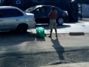 Caminhão tomba em trecho da BR-104 e motorista fica preso às ferragens