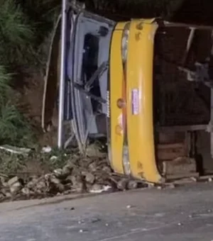 Ônibus que saiu de Arapiraca e tombou em MG era clandestino e acumulava 30 autuações
