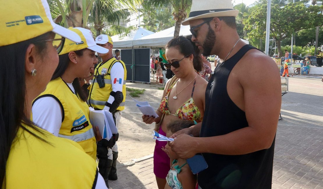 Equipe Social do Ronda faz busca ativa, panfletagem e conscientização durante operação Orla Segura