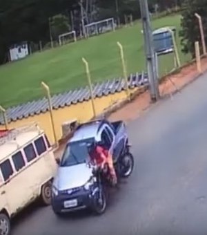 [Vídeo] Motociclista sobrevive a acidente depois de ser lançado contra caminhão 