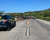 Carreta com material de limpeza tomba na BR-101, em Pilar.