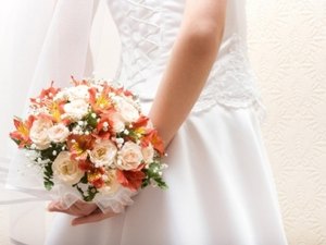 Noiva que esqueceu vestido em ônibus ganha nova vestimenta