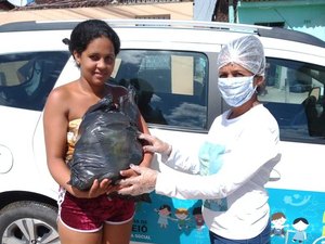 Cras Área Lagunar entrega kits de higiene e limpeza doados pelo Unicef