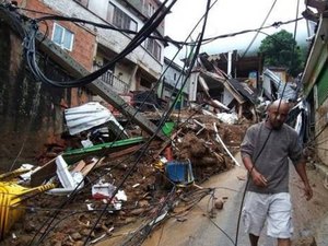 'Parecia que todo mundo ia morrer', diz moradora desalojada após temporal em Petrópolis (RJ)