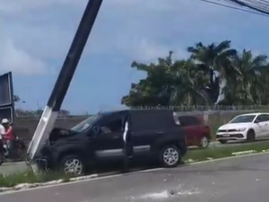 Carro derruba poste e deixa fio de alta tensão na pista na Avenida Menino Marcelo