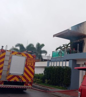 [Vídeo] Incêndio atinge residência de alto padrão em Arapiraca