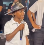 Cantor mirim Ruan Vaqueirinho é atingido no rosto por lata durante show na Bahia
