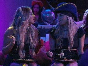 Paula e Hariany se isolam dos demais participantes da casa em festa