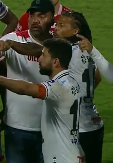 Jogadores do Operário-PR brigam com torcedores do Vila Nova em jogo da Série B