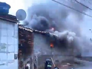 [Vídeo] Casa entra em chamas e causa prejuízos em Porto Calvo