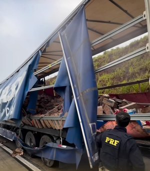 Carga de café tomba de carreta e produtos são saqueados na rodovia BR-101