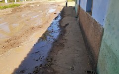 Devido a lamaçal, moradores interditam principal estrada da Vila São José, em Arapiraca 
