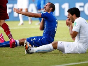 Fifa decide punir Suárez por nove partidas após mordida em Chiellini