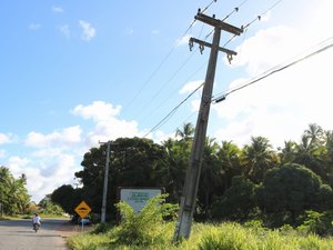 Condutores de veículos temem que poste desabe em trecho da AL 101 Norte