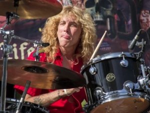 Steven Adler, ex-baterista do Guns N' Roses, é internado após se esfaquear