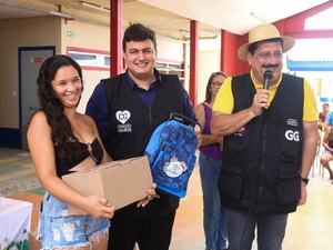 Prefeito Gilberto Gonçalves realiza a entrega de kits pedagógicos para mais de 17 mil alunos da rede de ensino de Rio Largo