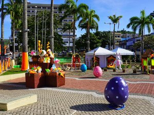 Prefeito manda decorar pontos turísticos da cidade para a Páscoa, estimulando aglomeração